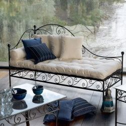 Kovanaya-metallicheskaya-krovat-sofa-Marilyn-photos