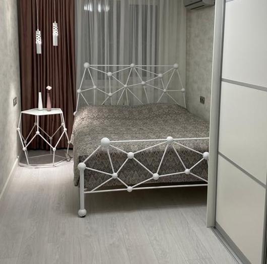 Krovat-v-stile-loft-iz-metalla-Vselennaya-foto