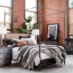 Metallicheskaya krovat s baldakhinom iz metalla Wanessi v stile loft