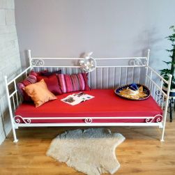 Kovanaya-krovat-sofa-Michelle-iz-metalla-s-tremya-spinkami-kartinka