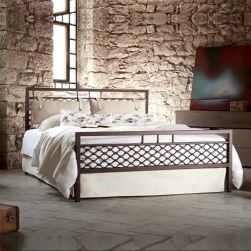 Unikalnaya-krovat-loft-Britney-s-myagkim-izgolovem