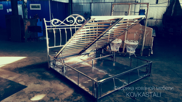 Kovanaya-krovat-s-myagkim-izgolovem-melville-Melvil