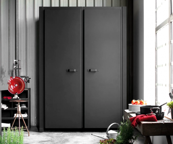 chyernyy_shkaf_loft_iz_metalla_frederick-photos