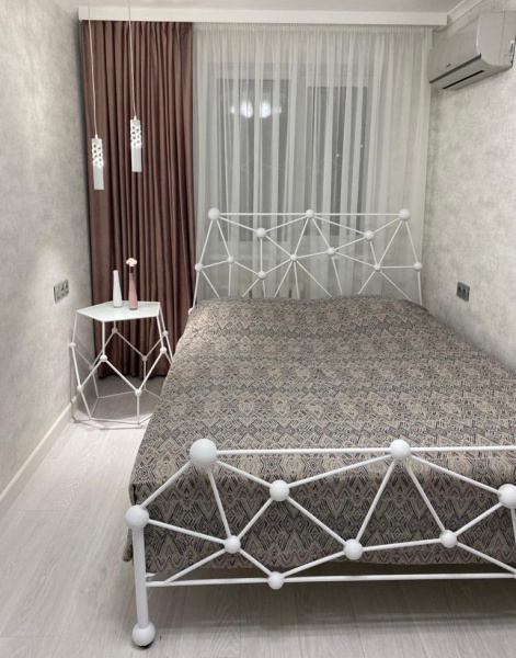 Krovat-v-stile-loft-iz-metalla-Vselennaya
