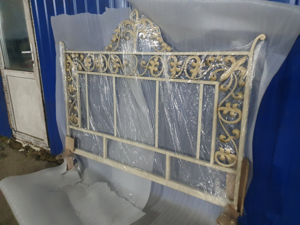 Kovanaya-krovat-Agata-s-myagkoy-karetnoy-styazhkoy